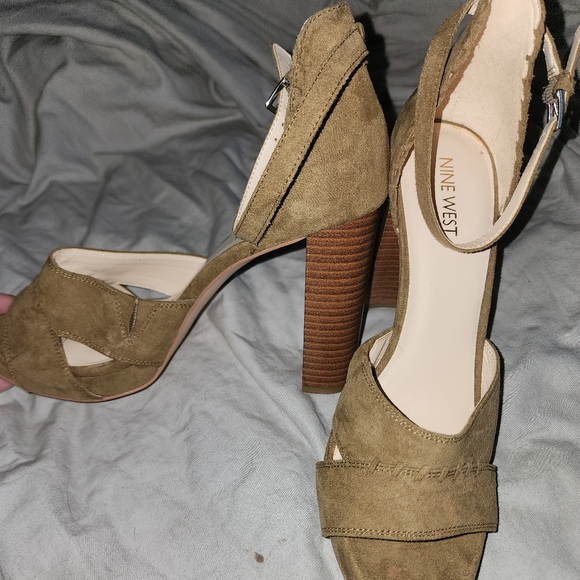 Nine West size 9 olive green - Picture 2 of 4